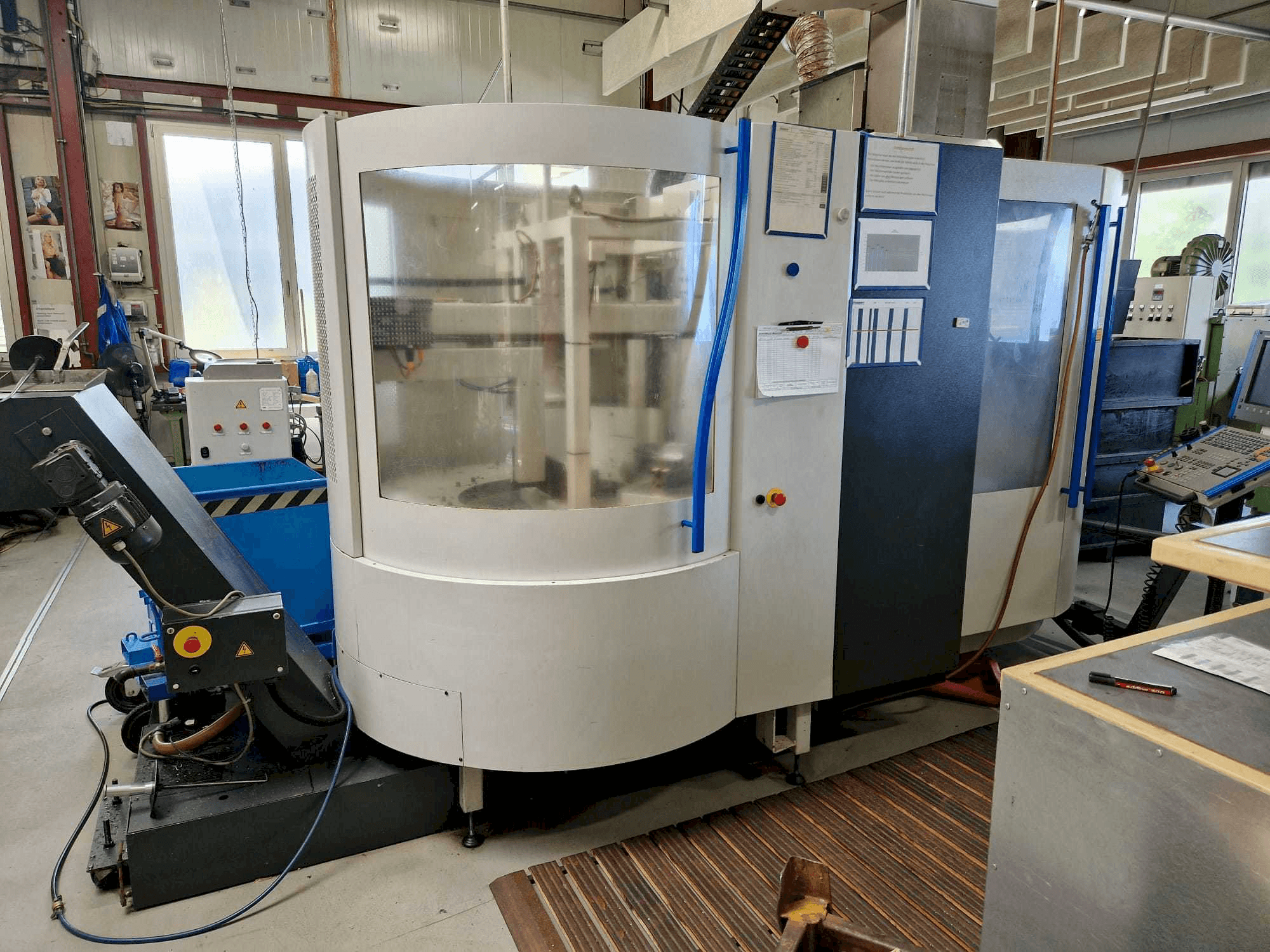 Widok z przodu maszyny MIKRON UCP600 Vario