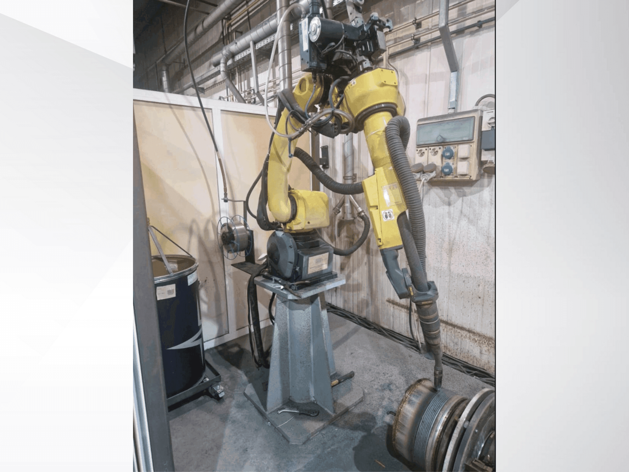 Widok z przodu maszyny FANUC ARC Mate 100iC