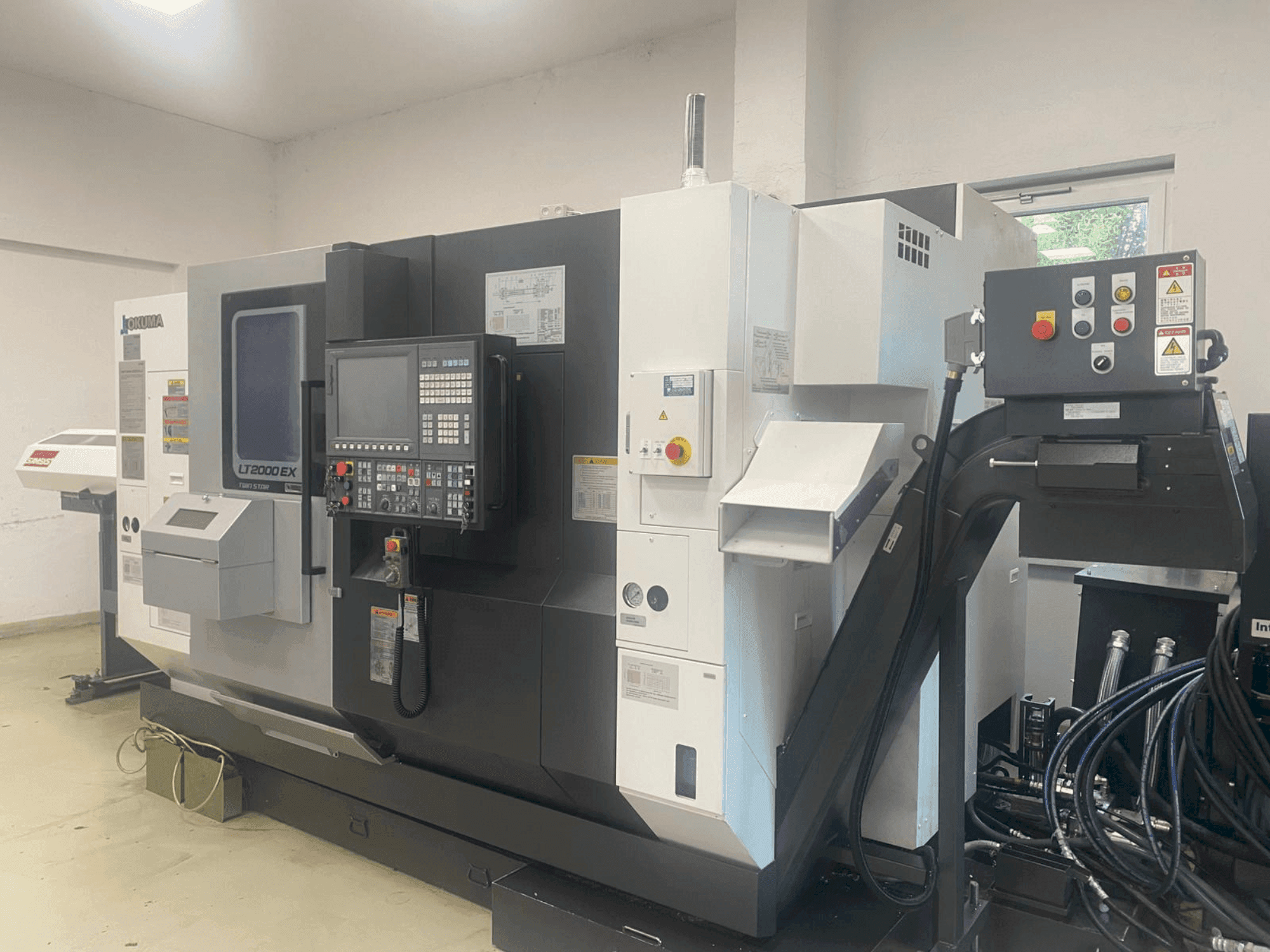 Widok z przodu maszyny Okuma LT2000-2T1MY