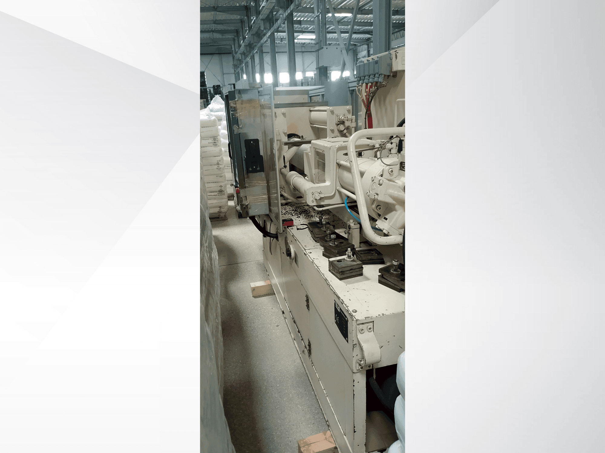 Widok z boku maszyny Krauss Maffei 340 c2/80