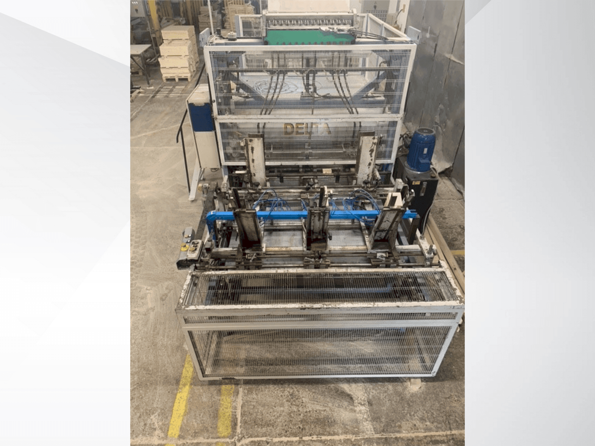 Widok z przodu maszyny DELTA pallet nailing machine line