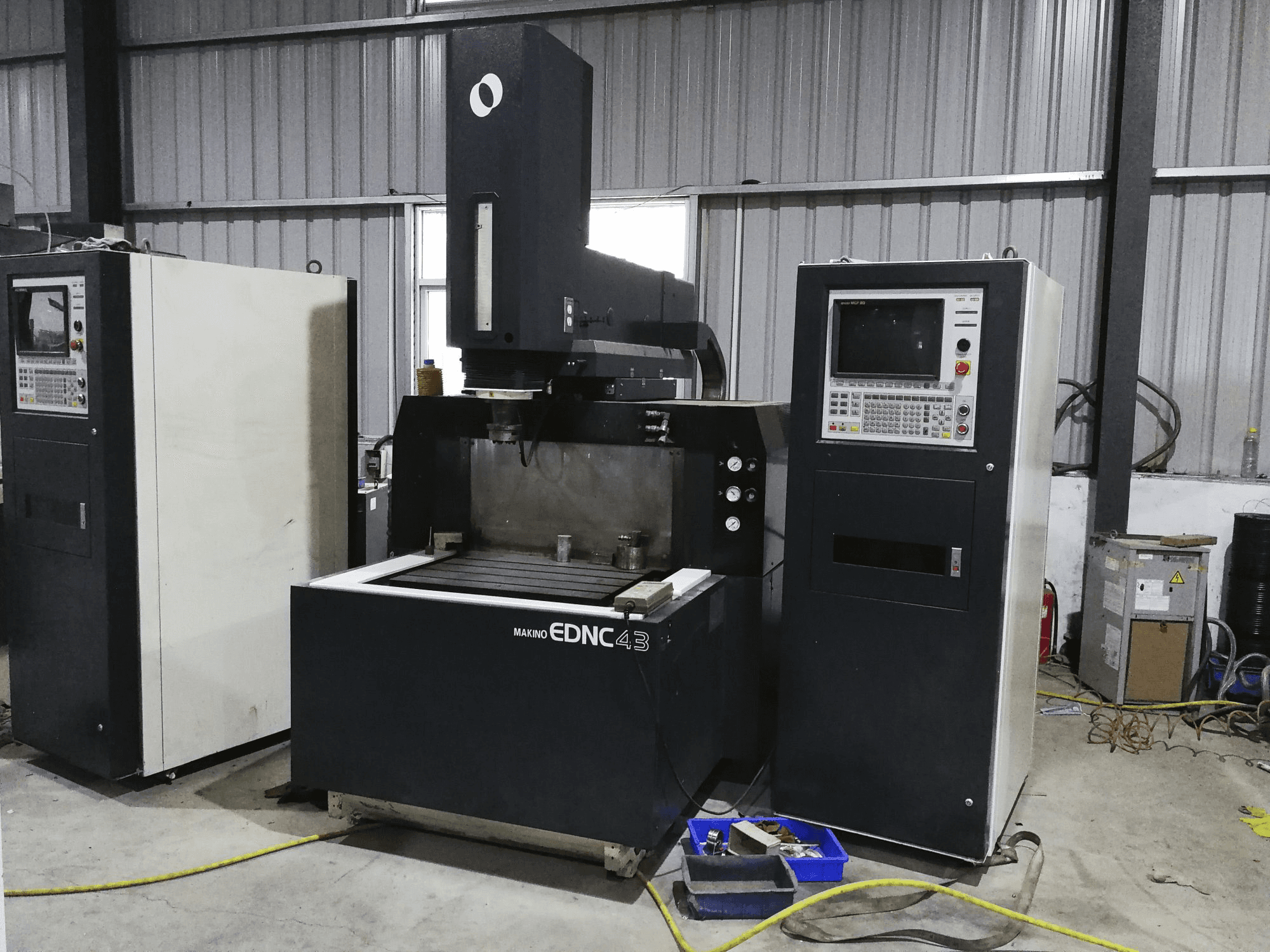 Widok z przodu maszyny Makino EDNC43
