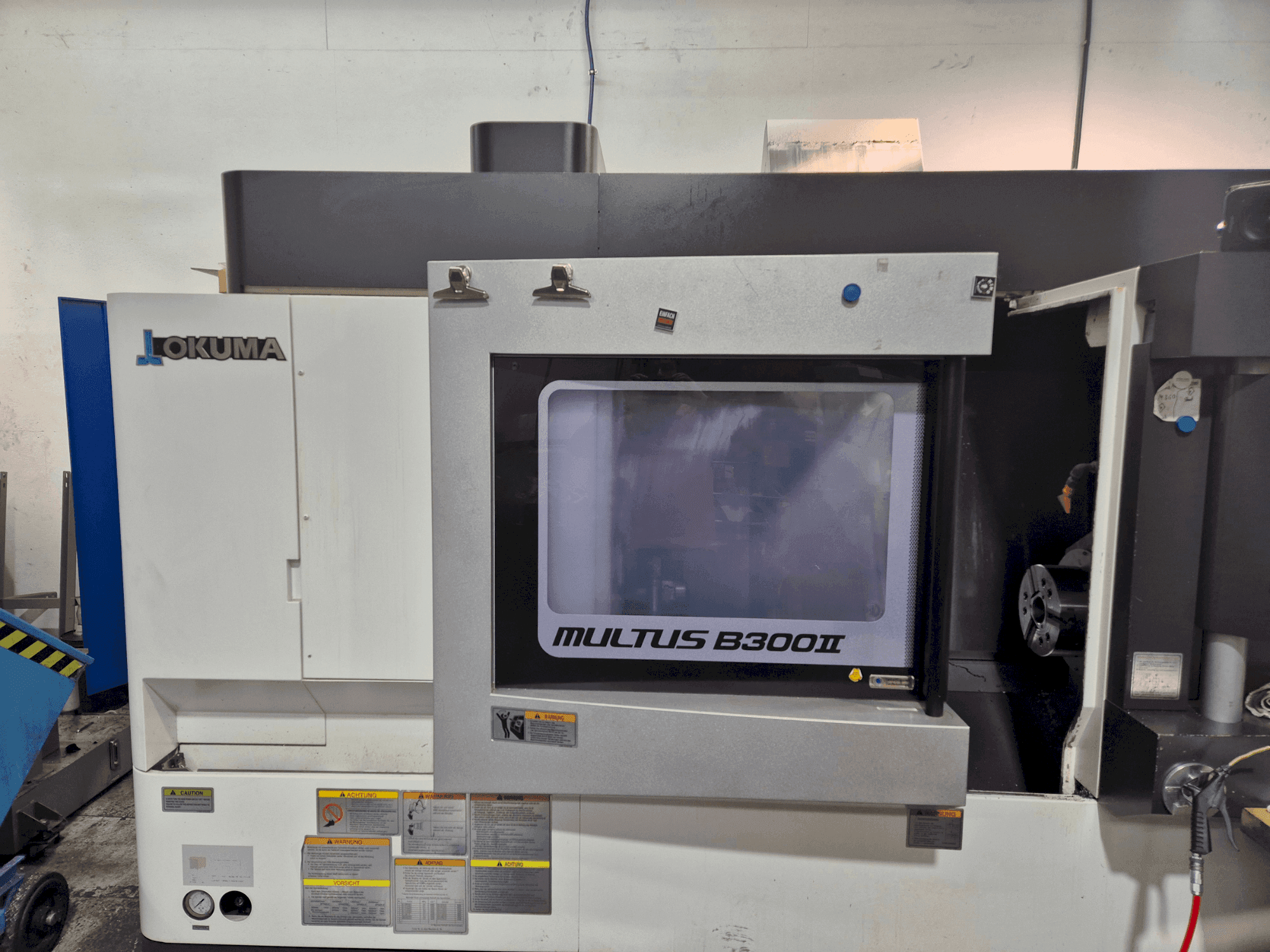 Widok z przodu maszyny Okuma Multus B300 II
