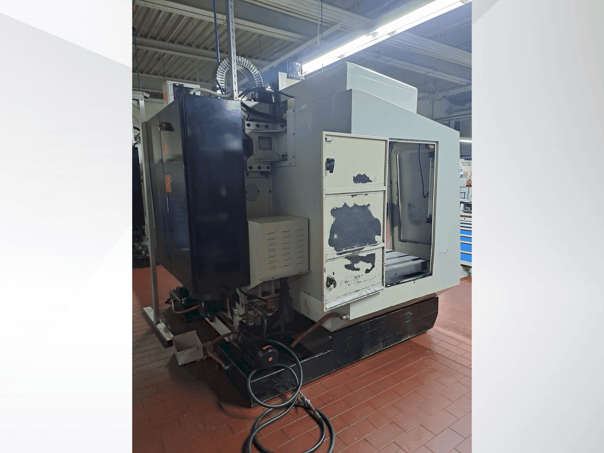 Widok z przodu maszyny Hurco VMX40