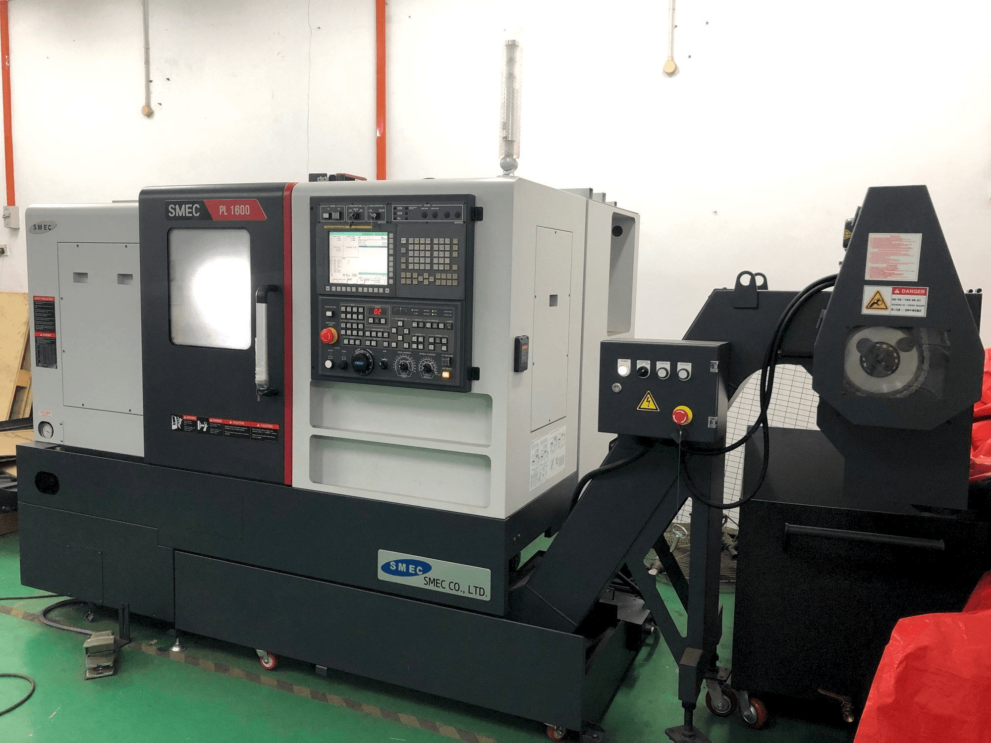 Widok z przodu maszyny SMEC PL1600