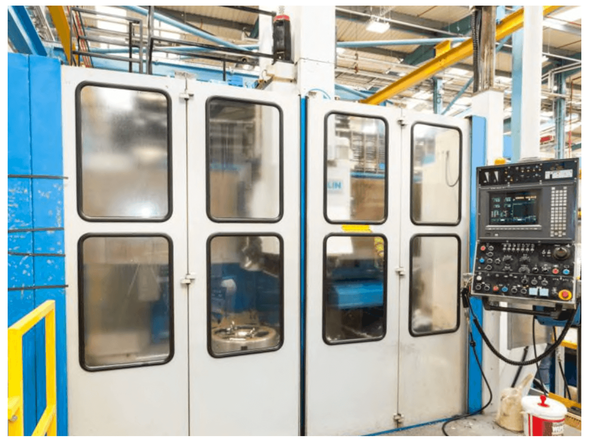 Widok z przodu maszyny TOS SKIQ 20 CNC