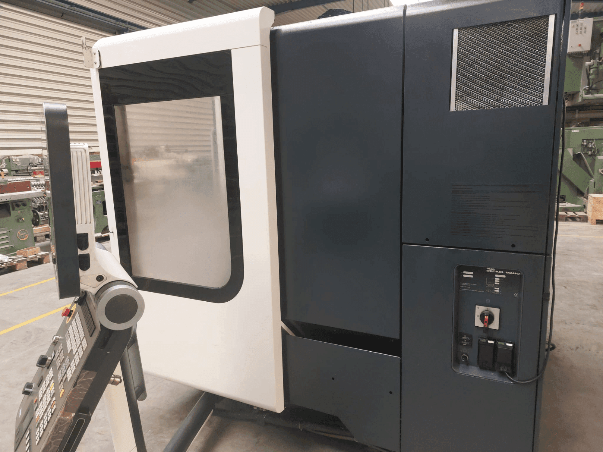 Widok z przodu maszyny DMG DECKEL MAHO DMU 50