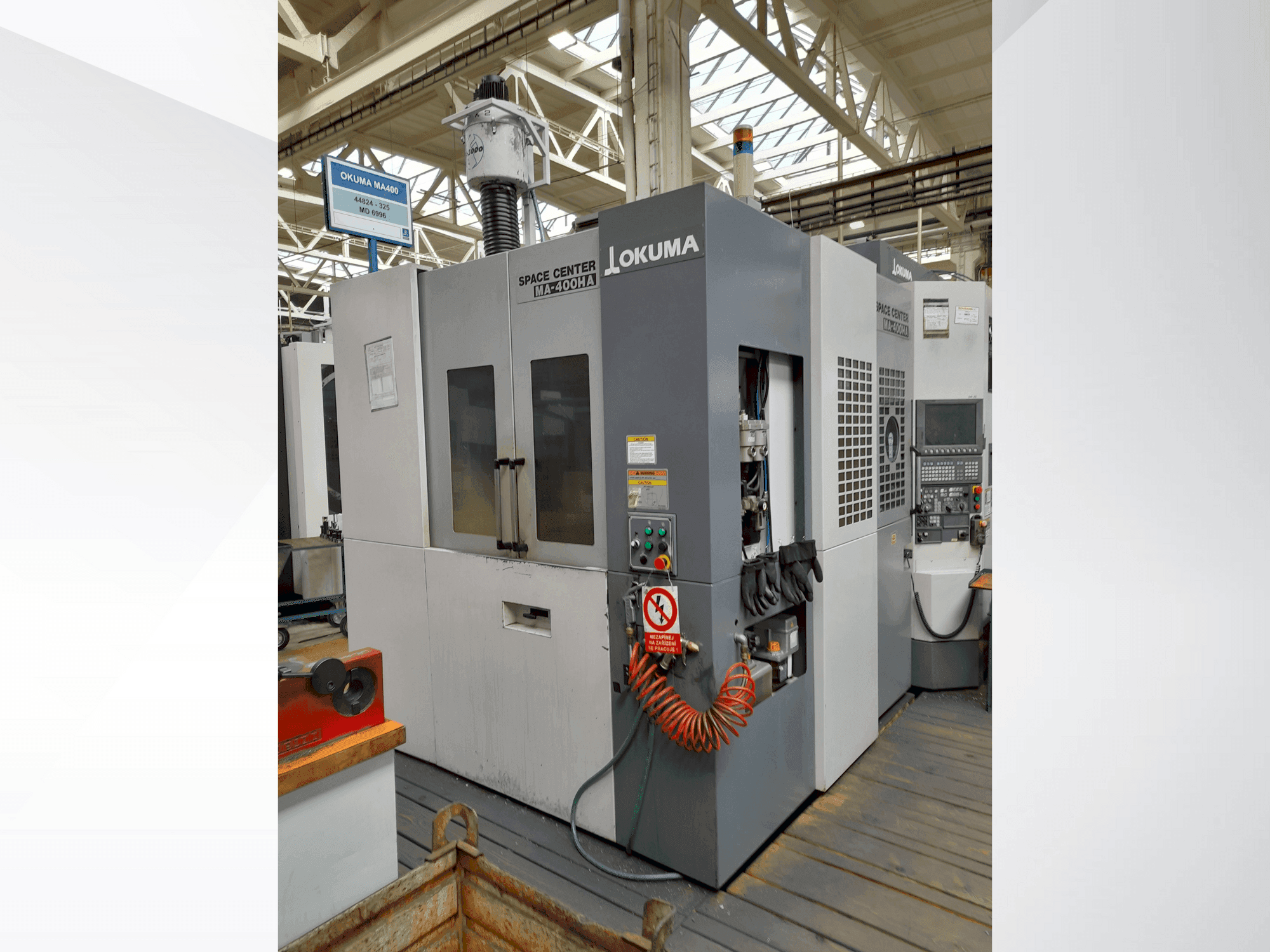 Widok z przodu maszyny Okuma MA-400HA