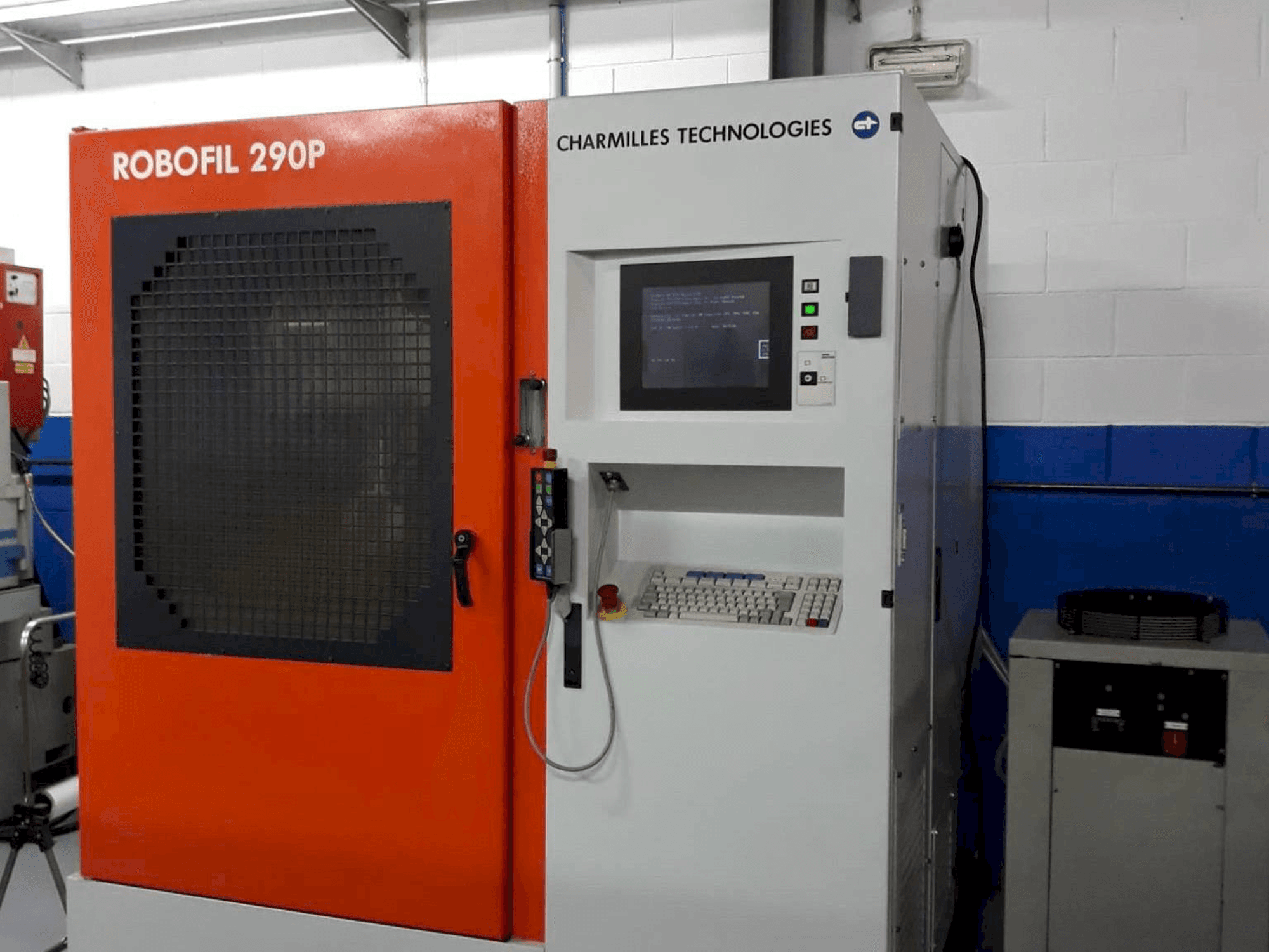 Widok z przodu maszyny CHARMILLES ROBOFIL 290 P