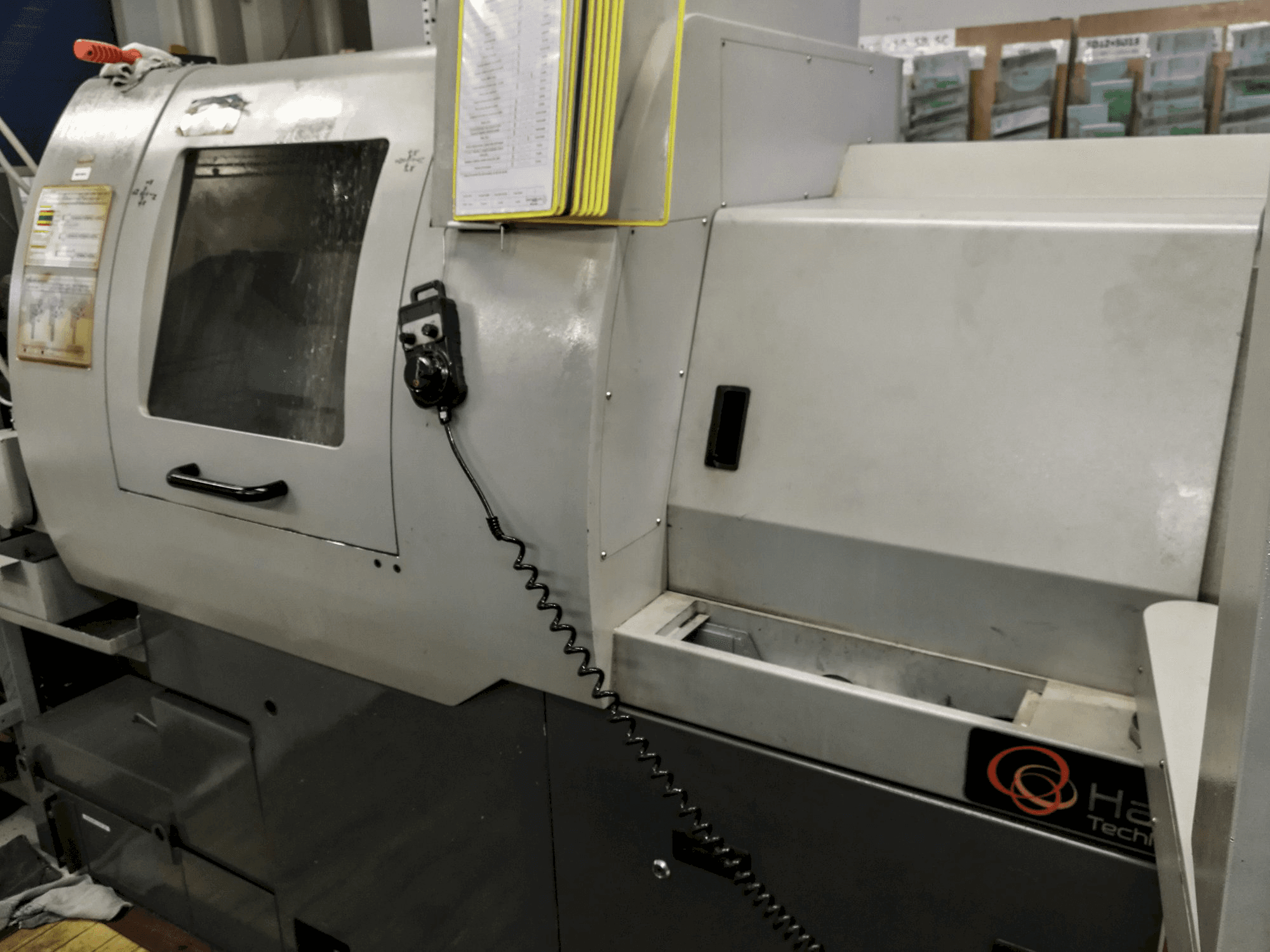 Widok z prawej maszyny Hanwha XD 20 N