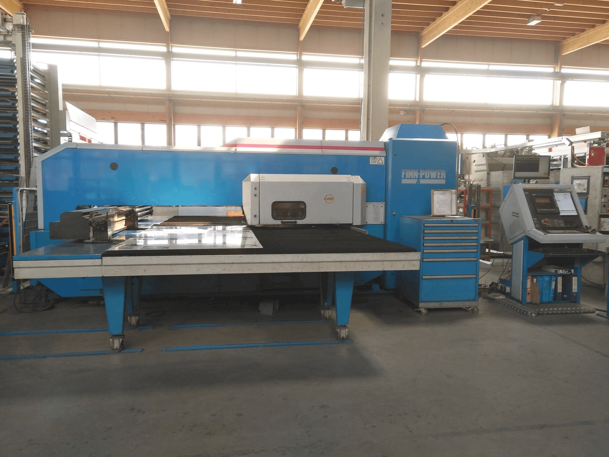 Widok z przodu maszyny Finn-Power A5-20SB