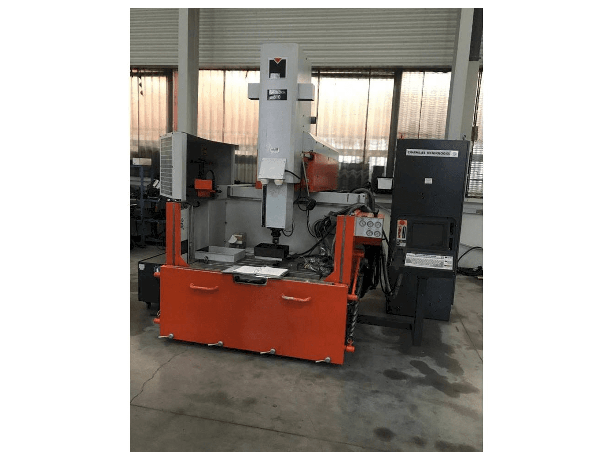 Widok z przodu maszyny CHARMILLES ROBOFORM 810